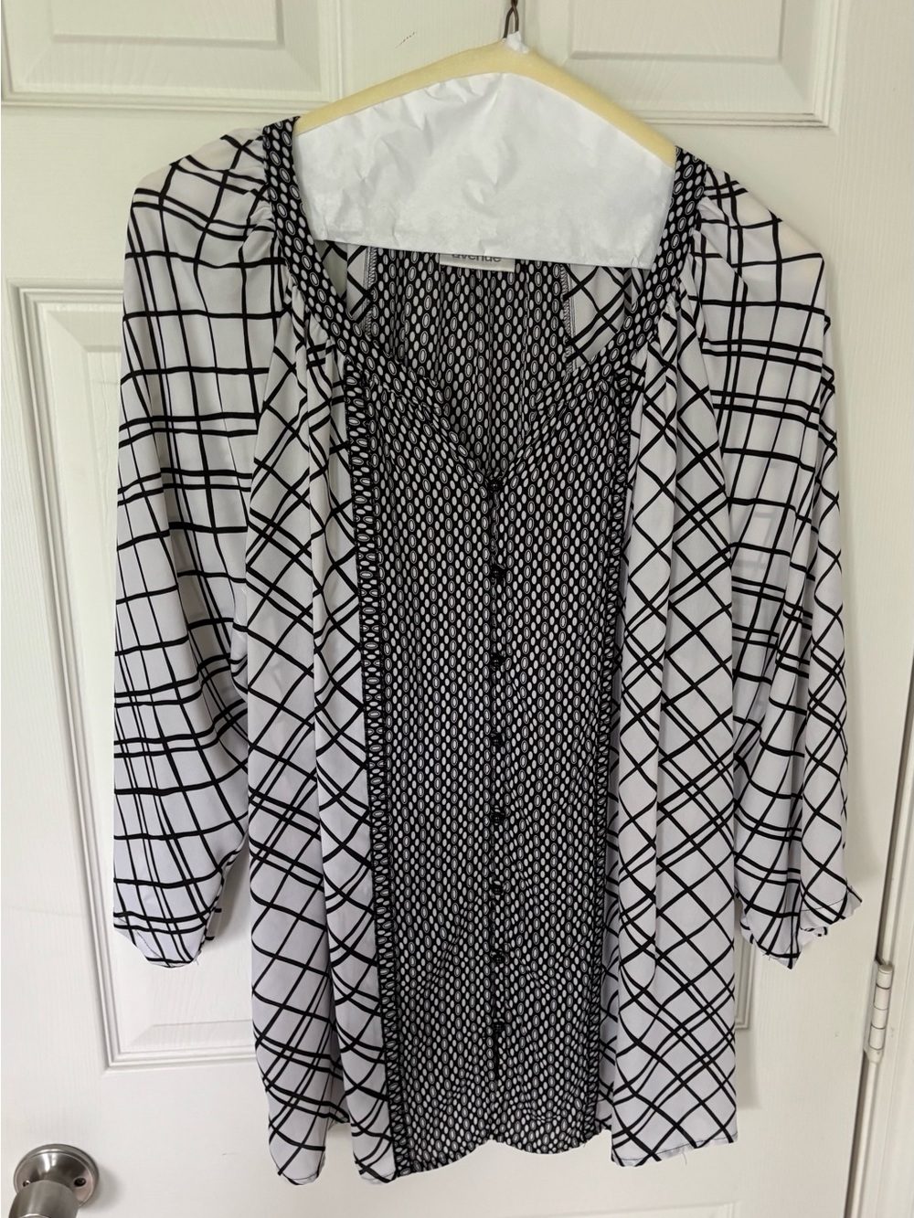 Avenue size 18/20 Women's Black & White Patterned Blouse